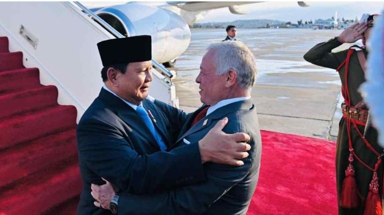 Presiden Prabowo Subianto tiba di Bandar Udara Militer Marka, Amman, Yordania disambut langsung oleh Raja Abdullah II, pada Minggu, 13 April 2025 Foto: BPMI Setpres/Cahyo