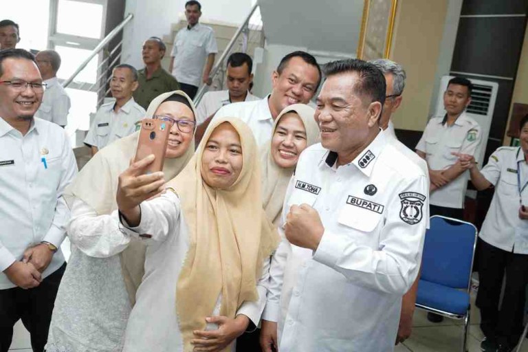 Di tengah padatnya agenda pemerintahan, Bupati Muba H M Toha tak lupa untuk menyentuh sisi kemanusiaan birokrasi.
