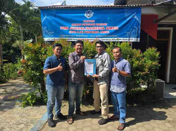 Ketum DPP PJS Mahmud Marhaba saat mengabadikan penyerahan SK DPD PJS kepada Pengurus DPD PJS Jambi, Jumat (18/04/2025).