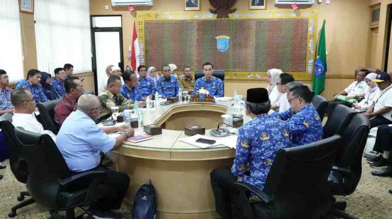 H. Muchendi Mahzareki mendorong percepatan penyelesaian pembangunan Sistem Penyediaan Air Minum (SPAM) di Kecamatan Air Sugihan dalam rapat koordinasi yang digelar di Ruang Rapat Bupati OKI, Kamis (17/4/2025).