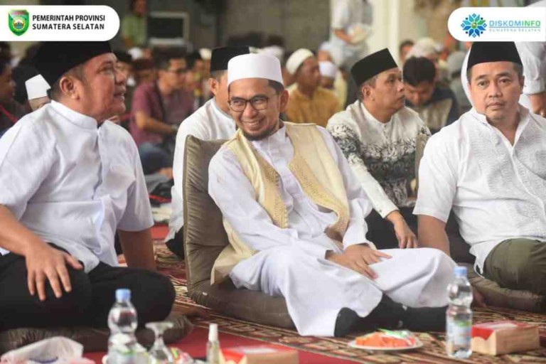 Ustadz Adi Hidayat serta ribuan jamaah dan penghafal Al-Qur'an di Masjid Sultan Mahmud Badaruddin I Jayo Wikromo Palembang, Minggu (20/04/2025).
