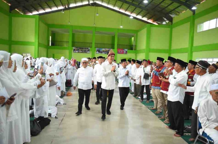 Bupati Ogan Komering Ilir, membuka kegiatan Bimbingan Manasik Haji bagi jemaah Kabupaten OKI di MAN Insan Cendikia, Teluk Gelam, (20/4/2025).