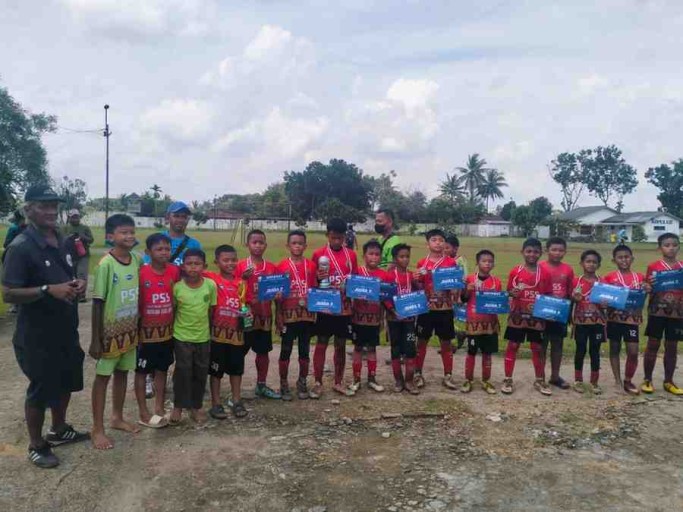 Prestasi ini diraih tim SSB PSS Merah yang berhasil keluar sebagai juara 2 pada Kejuaraan Sepak Bola Antar-SSB se-Kota Palembang Usia 12 Tahun, yang digelar di Lapangan Ajendam II/Sriwijaya, Palembang, pada Minggu, 20 April 2025.