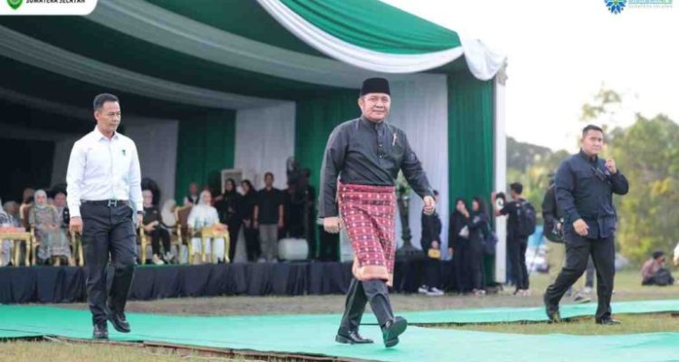 H. Herman Deru (HD) didampingi Ketua TP PKK Prov. Sumsel, Hj. Feby Herman Deru menghadiri pembukaan Seleksi Tilawatil Qur'an dan Hadist (STQH) ke XXVIII Tingkat Provinsi Sumatera Selatan Tahun 2025 di Stadion Sepuluh November (Selasa, 22/4/2025).