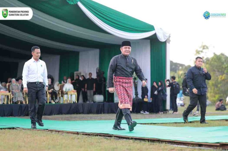 H. Herman Deru (HD) didampingi Ketua TP PKK Prov. Sumsel, Hj. Feby Herman Deru menghadiri pembukaan Seleksi Tilawatil Qur'an dan Hadist (STQH) ke XXVIII Tingkat Provinsi Sumatera Selatan Tahun 2025 di Stadion Sepuluh November (Selasa, 22/4/2025).