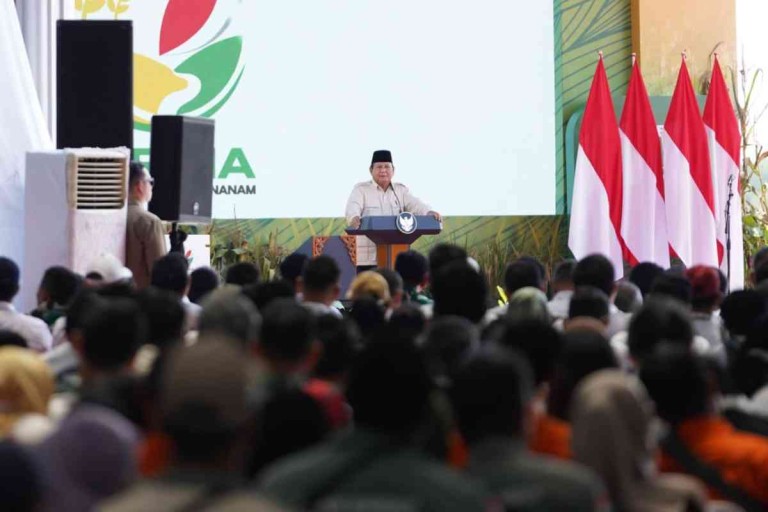 H. Muchendi Mahzareki turut menghadiri kunjungan Presiden Prabowo Subianto, dalam rangka peresmian program Gerakan Indonesia Menanam (Gerina) di Desa Sungai Pinang, Kecamatan Rambutan, Banyuasin, Rabu, (23/4).