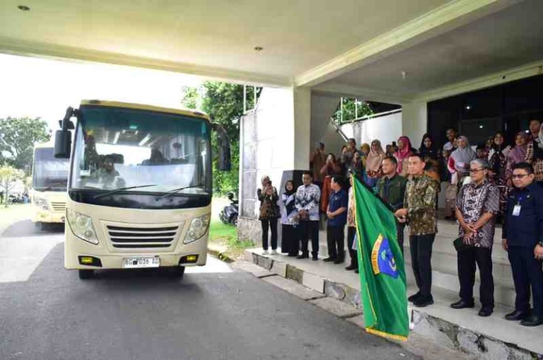 Bupati OKI, H. Muchendi Mahzareki, hadir langsung dalam pelepasan dan menyampaikan apresiasi kepada seluruh pihak yang terlibat.