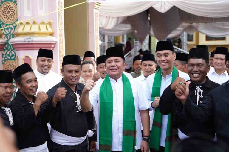 H. Herman Deru meresmikan Masjid Agung Al-Huda, yang berlokasi di Dusun 4 RT 2 Desa Tugu Agung, Kecamatan Lempuing, Kabupaten Ogan Komering Ilir (OKI) yang ditandai dengan penandatanganan prasasti, Minggu (27/4/2025).