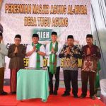 Herman Deru dan Bupati Ogan Komering Ilir Muchendi meresmikan Masjid Agung Al Huda di Desa Tugu Agung, Kecamatan Lempuing, Kabupaten OKI, Minggu, (27/4/25).