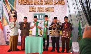 Herman Deru dan Bupati Ogan Komering Ilir Muchendi meresmikan Masjid Agung Al Huda di Desa Tugu Agung, Kecamatan Lempuing, Kabupaten OKI, Minggu, (27/4/25).