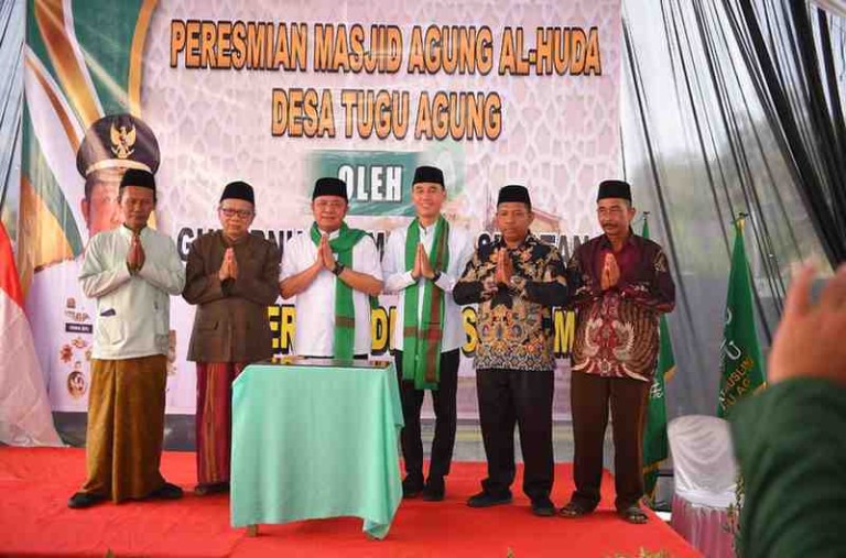 Herman Deru dan Bupati Ogan Komering Ilir Muchendi meresmikan Masjid Agung Al Huda di Desa Tugu Agung, Kecamatan Lempuing, Kabupaten OKI, Minggu, (27/4/25).