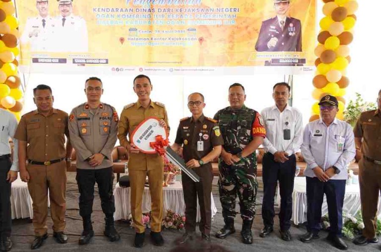 Bupati Muchendi pada penyerahan aset hasil pemulihan di halam kantor Kejari OKI, Senin, (28/4).