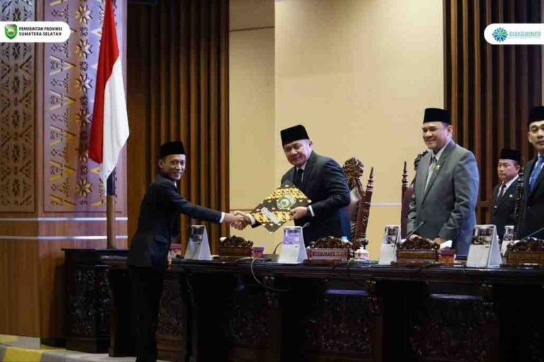 H Herman Deru menghadiri Rapat Paripurna XI DPRD Provinsi Sumsel dengan agenda Penyampaian Rekomendasi DPRD Provinsi Sumsel terhadap Laporan Keterangan Pertanggungjawaban (LKPJ) Gubernur Sumsel Tahun Anggaran 2024. Acara ini berlangsung di Ruang Rapat Paripurna DPRD Sumsel pada Senin (28/4/2025).