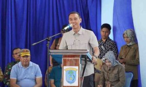 H. Muchendi Mahzareki meluncurkan Gerakan Bersama Rakyat (Gebrak) Gotong Royong serta Digitalisasi administrasi desa di Desa Kayu Labu, Kecamatan Pedamaran Timur, Selasa, (29/4).