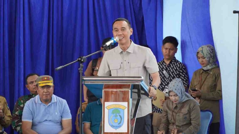H. Muchendi Mahzareki meluncurkan Gerakan Bersama Rakyat (Gebrak) Gotong Royong serta Digitalisasi administrasi desa di Desa Kayu Labu, Kecamatan Pedamaran Timur, Selasa, (29/4).