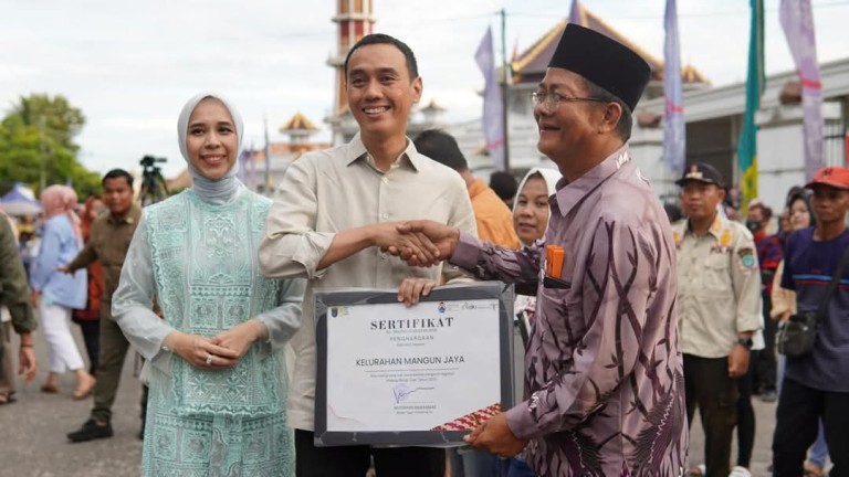 Bupati Kabupaten Ogan Komering Ilir, H. Muchendi, bersama warga, saat perayaan Idul Fitri tahun 2025. (MUSINEWS.ID/DISKOMINFO OKI)