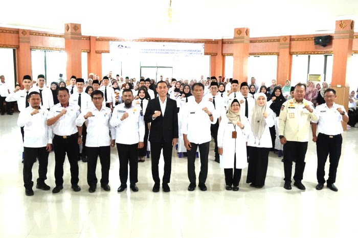 Acara penyerahan SK CPNS ini digelar pada hari Rabu, (16/4/25), bertempat di Kantor Bupati OKI dan diserahkan langsung oleh Bupati OKI, H. Muchendi Mahzareki