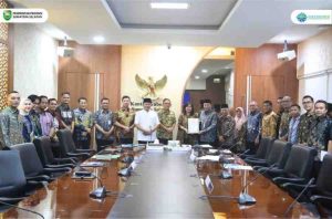 H. Herman Deru (HD) dan Wakil Gubernur Sumatera Selatan, H. Cik Ujang (CU) menerima audiensi Bupati Musi Banyuasin, H.M. Toha Tohet, S.H dalam rangka silahturahmi di Ruang Rapat Gubernur Sumsel (Kamis, 27/3/2025).