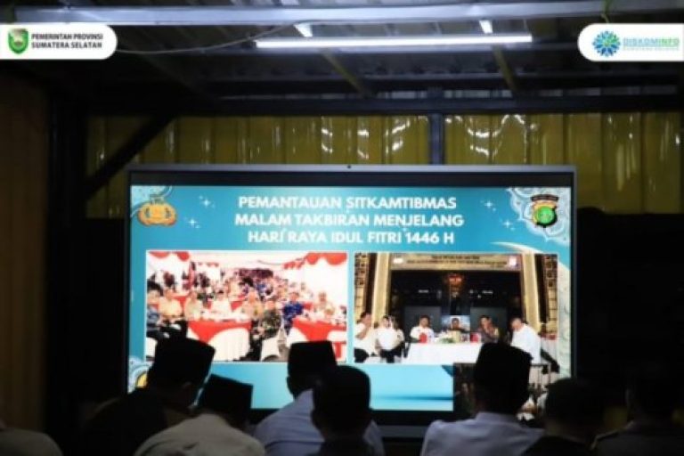 Ketua Dewan Perwakilan Rakyat Daerah (DPRD) Sumsel, Andie Dinialdie, bersama Gubernur Sumsel, Herman Deru, dan Wakil Gubernur (Wagub) Sumsel, Cik Ujang, mendatangi Pos Pelayanan Simpang V Dewan Perwakilan Rakyat Daerah (DPRD) Sumsel, pada hari Minggu malam, tanggal 30 Maret 2025.
