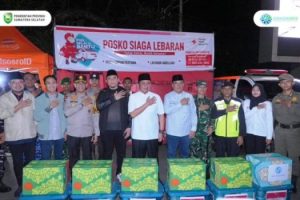 Ketua Dewan Perwakilan Rakyat Daerah (DPRD) Sumsel, Andie Dinialdie, bersama Gubernur Sumsel, Herman Deru, dan Wakil Gubernur (Wagub) Sumsel, Cik Ujang, mendatangi Pos Pelayanan Simpang V Dewan Perwakilan Rakyat Daerah (DPRD) Sumsel, pada hari Minggu malam, tanggal 30 Maret 2025.