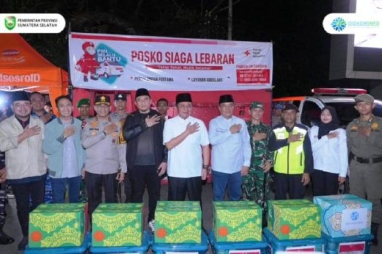 Ketua Dewan Perwakilan Rakyat Daerah (DPRD) Sumsel, Andie Dinialdie, bersama Gubernur Sumsel, Herman Deru, dan Wakil Gubernur (Wagub) Sumsel, Cik Ujang, mendatangi Pos Pelayanan Simpang V Dewan Perwakilan Rakyat Daerah (DPRD) Sumsel, pada hari Minggu malam, tanggal 30 Maret 2025.