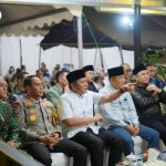 Ketua Dewan Perwakilan Rakyat Daerah (DPRD) Sumsel, Andie Dinialdie, bersama Gubernur Sumsel, Herman Deru, dan Wakil Gubernur (Wagub) Sumsel, Cik Ujang, mendatangi Pos Pelayanan Simpang V Dewan Perwakilan Rakyat Daerah (DPRD) Sumsel, pada hari Minggu malam, tanggal 30 Maret 2025.