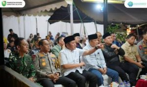 Ketua Dewan Perwakilan Rakyat Daerah (DPRD) Sumsel, Andie Dinialdie, bersama Gubernur Sumsel, Herman Deru, dan Wakil Gubernur (Wagub) Sumsel, Cik Ujang, mendatangi Pos Pelayanan Simpang V Dewan Perwakilan Rakyat Daerah (DPRD) Sumsel, pada hari Minggu malam, tanggal 30 Maret 2025.
