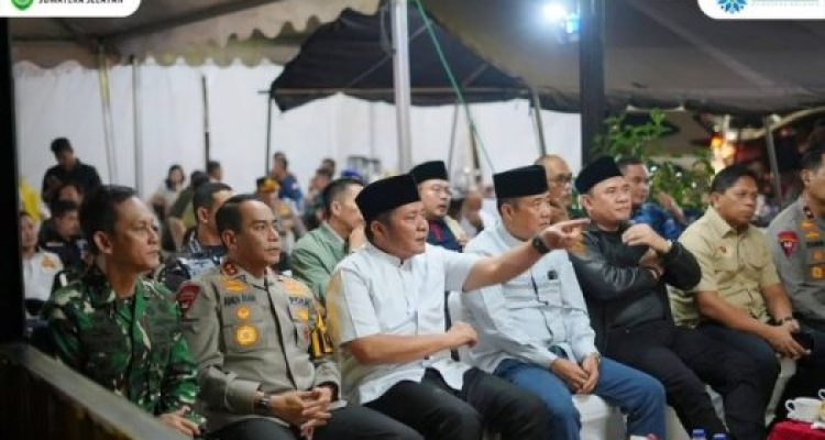 Ketua Dewan Perwakilan Rakyat Daerah (DPRD) Sumsel, Andie Dinialdie, bersama Gubernur Sumsel, Herman Deru, dan Wakil Gubernur (Wagub) Sumsel, Cik Ujang, mendatangi Pos Pelayanan Simpang V Dewan Perwakilan Rakyat Daerah (DPRD) Sumsel, pada hari Minggu malam, tanggal 30 Maret 2025.