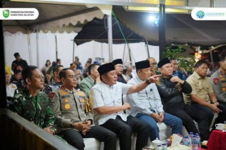 Gubernur Provinsi Sumatera Selatan (Sumsel), Herman Deru, bersama Wakil Gubernur (Wagub) Sumsel, Cik Ujang, mendatangi Pos Pelayanan Simpang V Dewan Perwakilan Rakyat Daerah (DPRD) Sumsel, pada hari Minggu malam, tanggal 30 Maret 2025.