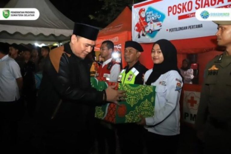 Gubernur Provinsi Sumatera Selatan (Sumsel), Herman Deru, bersama Wakil Gubernur (Wagub) Sumsel, Cik Ujang, mendatangi Pos Pelayanan Simpang V Dewan Perwakilan Rakyat Daerah (DPRD) Sumsel, pada hari Minggu malam, tanggal 30 Maret 2025