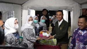 Bupati Kabupaten Ogan Komering Ilir (OKI), Muchendi Mahzareki, bersama Kapolres OKI, AKBP. Eko Rubiyanto, dan Wakil Bupati Kabupaten OKI, Supriyanto, menyerahkan bantuan logistik kepada petugas di Pos Pengamanan Terpadu, pada malam takbiran, hari Minggu, tanggal 30 Maret 2025. (foto : dinkominfo OKI)