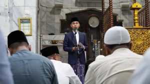 Bupati Kabupaten Ogan Komering Ilir, H. Muchendi, saat memberikan sambutan di Masjid Agung Solihin, Kayuagung, pada hari Senin, tanggal 31 Maret 2025.
