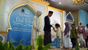 Bupati Kabupaten Ogan Komering Ilir (OKI), H. Muchendi, dan keluarga, menggelar open house Hari Raya Idul Fitri tahun 1.446 Hijriah di Rumah Dinas (Rumdin) Pendopo Kabupatenan, Kayuagung, pada hari Senin, tanggal 31 Maret 2025.
