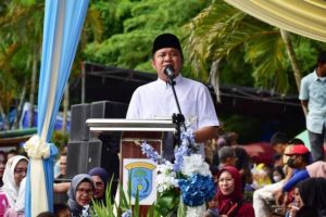 Gubernur Provinsi Sumatera Selatan, Herman Deru, saat menghadiri Midang Bebuke di pelataran Pantai Love, Kelurahan Sidakersa, Kayuagung, pada hari Rabu, tanggal 2 April 2025.