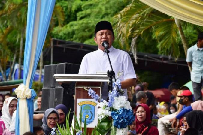 Gubernur Provinsi Sumatera Selatan, Herman Deru, saat menghadiri Midang Bebuke di pelataran Pantai Love, Kelurahan Sidakersa, Kayuagung, pada hari Rabu, tanggal 2 April 2025.