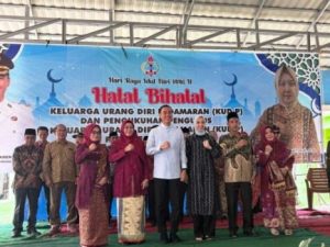 Bupati Kabupaten Ogan Komering Ilir (OKI), H. Muchendi, bersama Ketua Tim Penggerak (TP) Pemberdayaan Kesejahteraan Keluarga (PKK), Ike Meilina, menghadiri acara halal bi halal dan silaturahmi Keluarga Orang Diri Pedamaran (KUD-P) di Balai Desa Pedamaran III, pada hari Kamis, tanggal 3 April 2025.
