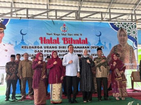 Bupati Kabupaten Ogan Komering Ilir (OKI), H. Muchendi, bersama Ketua Tim Penggerak (TP) Pemberdayaan Kesejahteraan Keluarga (PKK), Ike Meilina, menghadiri acara halal bi halal dan silaturahmi Keluarga Orang Diri Pedamaran (KUD-P) di Balai Desa Pedamaran III, pada hari Kamis, tanggal 3 April 2025.