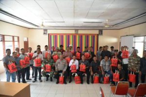 Anggota Dewan Perwakilan Daerah (DPD) Republik Indonesia, Azhari Cage, menyalurkan bantuan kepada masyarakat yang terdampak banjir di area persawahan Kecamatan Muara Batu, Kabupaten Aceh Utara. (foto : Tim Media Azhari Cage)
