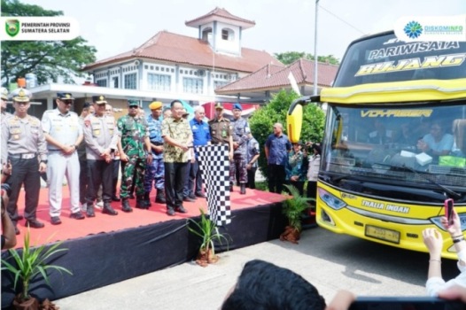 Wakil Gubernur Provinsi Sumatera Selatan, Cik Ujang, melepas peserta mudik yang memiliki tema Mudik Tenang Menyenangkan di Terminal Alang-alang lebar Tipe A Kota Palembang. pada hari Kamis, tanggal 17 Maret 2025.