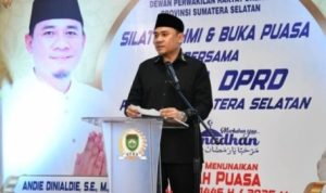 Ketua Dewan Perwakilan Rakyat Daerah (DPRD) Provinsi Sumatera Selatan (Sumsel), Andie Dinialdie, bersama Ketua IKATRI DPRD Sumsel, Noeke Angraini, menggelar silaturahmi dan buka puasa bersama di rumah dinasnya, di Jalan Demang Lebar Daun kota Palembang, pada hari Sabtu, tanggal 8 Maret 2025.