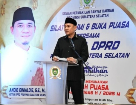 Ketua Dewan Perwakilan Rakyat Daerah (DPRD) Provinsi Sumatera Selatan (Sumsel), Andie Dinialdie, bersama Ketua IKATRI DPRD Sumsel, Noeke Angraini, menggelar silaturahmi dan buka puasa bersama di rumah dinasnya, di Jalan Demang Lebar Daun kota Palembang, pada hari Sabtu, tanggal 8 Maret 2025.