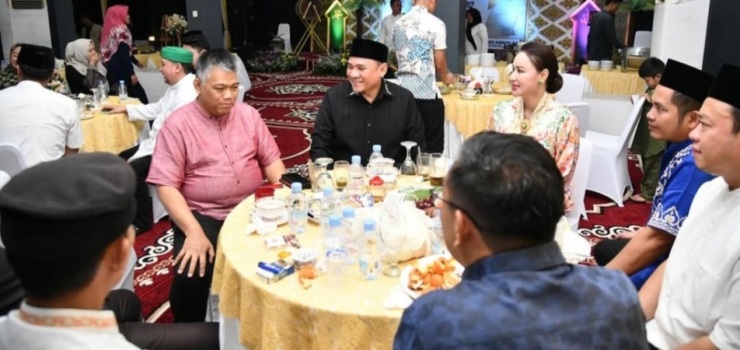 Ketua Dewan Perwakilan Rakyat Daerah (DPRD) Provinsi Sumatera Selatan (Sumsel), Andie Dinialdie, bersama Ketua IKATRI DPRD Sumsel, Noeke Angraini, menggelar silaturahmi dan buka puasa bersama di rumah dinasnya, di Jalan Demang Lebar Daun kota Palembang, pada hari Sabtu, tanggal 8 Maret 2025.