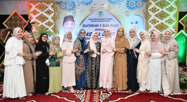 Ketua Dewan Perwakilan Rakyat Daerah (DPRD) Provinsi Sumatera Selatan (Sumsel), Andie Dinialdie, bersama Ketua IKATRI DPRD Sumsel, Noeke Angraini, menggelar silaturahmi dan buka puasa bersama di rumah dinasnya, di Jalan Demang Lebar Daun kota Palembang, pada hari Sabtu, tanggal 8 Maret 2025.