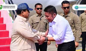 H. Herman Deru menyambut kedatangan Presiden Republik Indonesia Prabowo Subianto di Bandar Udara Internasional Sultan Mahmud Badaruddin II, pada Rabu (23/4/2025) Pagi.