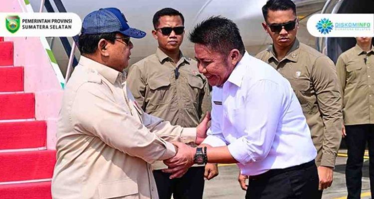 H. Herman Deru menyambut kedatangan Presiden Republik Indonesia Prabowo Subianto di Bandar Udara Internasional Sultan Mahmud Badaruddin II, pada Rabu (23/4/2025) Pagi.