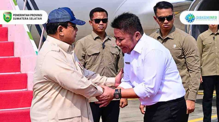 H. Herman Deru menyambut kedatangan Presiden Republik Indonesia Prabowo Subianto di Bandar Udara Internasional Sultan Mahmud Badaruddin II, pada Rabu (23/4/2025) Pagi.
