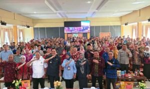 Bupati Kabupaten Muara Enim, H. Edison, bersama peserta Sosialisasi Percepatan Pembentukan Koperasi Desa Merah Putih, pada hari Kamis, tanggal 24 April 2025, di Kantor Dinas Pemberdayaan Masyarakat dan Desa (PMD) Kabupaten Muara Enim.