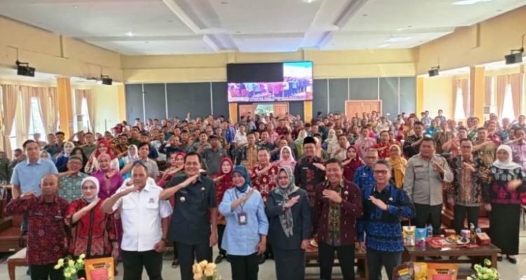 Bupati Kabupaten Muara Enim, H. Edison, bersama peserta Sosialisasi Percepatan Pembentukan Koperasi Desa Merah Putih, pada hari Kamis, tanggal 24 April 2025, di Kantor Dinas Pemberdayaan Masyarakat dan Desa (PMD) Kabupaten Muara Enim.