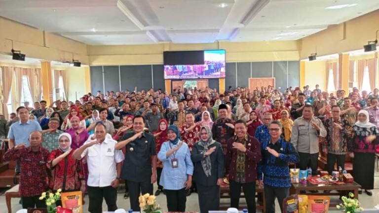 Bupati Kabupaten Muara Enim, H. Edison, bersama peserta Sosialisasi Percepatan Pembentukan Koperasi Desa Merah Putih, pada hari Kamis, tanggal 24 April 2025, di Kantor Dinas Pemberdayaan Masyarakat dan Desa (PMD) Kabupaten Muara Enim.