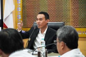 Bupati Kabupaten Ogan Komering Ilir (OKI), Muchendi Mahzareki, mengundang manajemen PT. Waskita Sriwijaya Tol (WST) dalam rangka mendorong percepatan operational exit toll Jejawi, di Kantor Bupati Kabupaten OKI, pada hari Rabu, tanggal 16 April 2025.